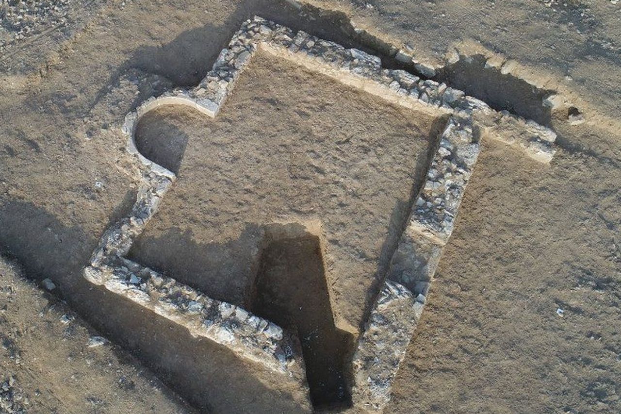 イスラエルの考古学者がネゲブ砂漠で7世紀の古代モスクを再び発見し、記念碑として保存するか、祈りのために保存する 