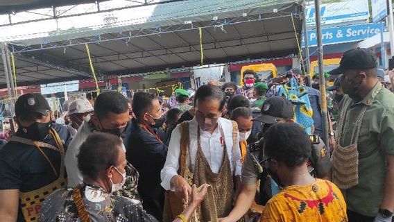 Jokowi Stops At Imbi Park In Papua, Greets Craftsmen, Wholesales Nokens To Hats
