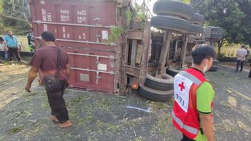 卡车失控击中新邦Ngemplak Salatiga的树，推翻并杀死2名摩托车手