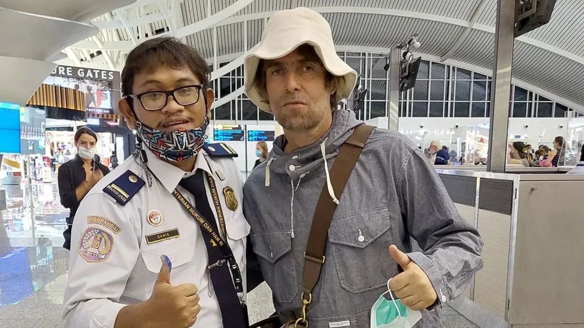 Bikin Iri, Petugas Imigrasi di Bandara Ngurah Rai Ini Berhasil Ajak Liam Gallagher Foto Bareng 