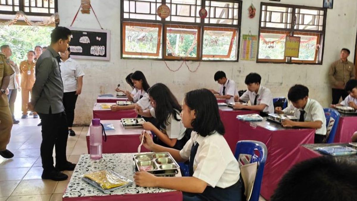 Wapres Gibran Tinjau Program MBG di SMPN 1 Tombolu Minahasa