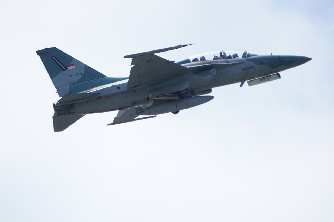 名誉任務で空軍戦闘機で空中に飛び込んだTNIの2人の最高人物