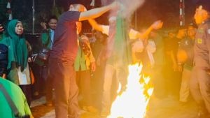 Ratusan Kader dari Tasikmalaya Bakar Atribut Partai di DPP PPP Menteng