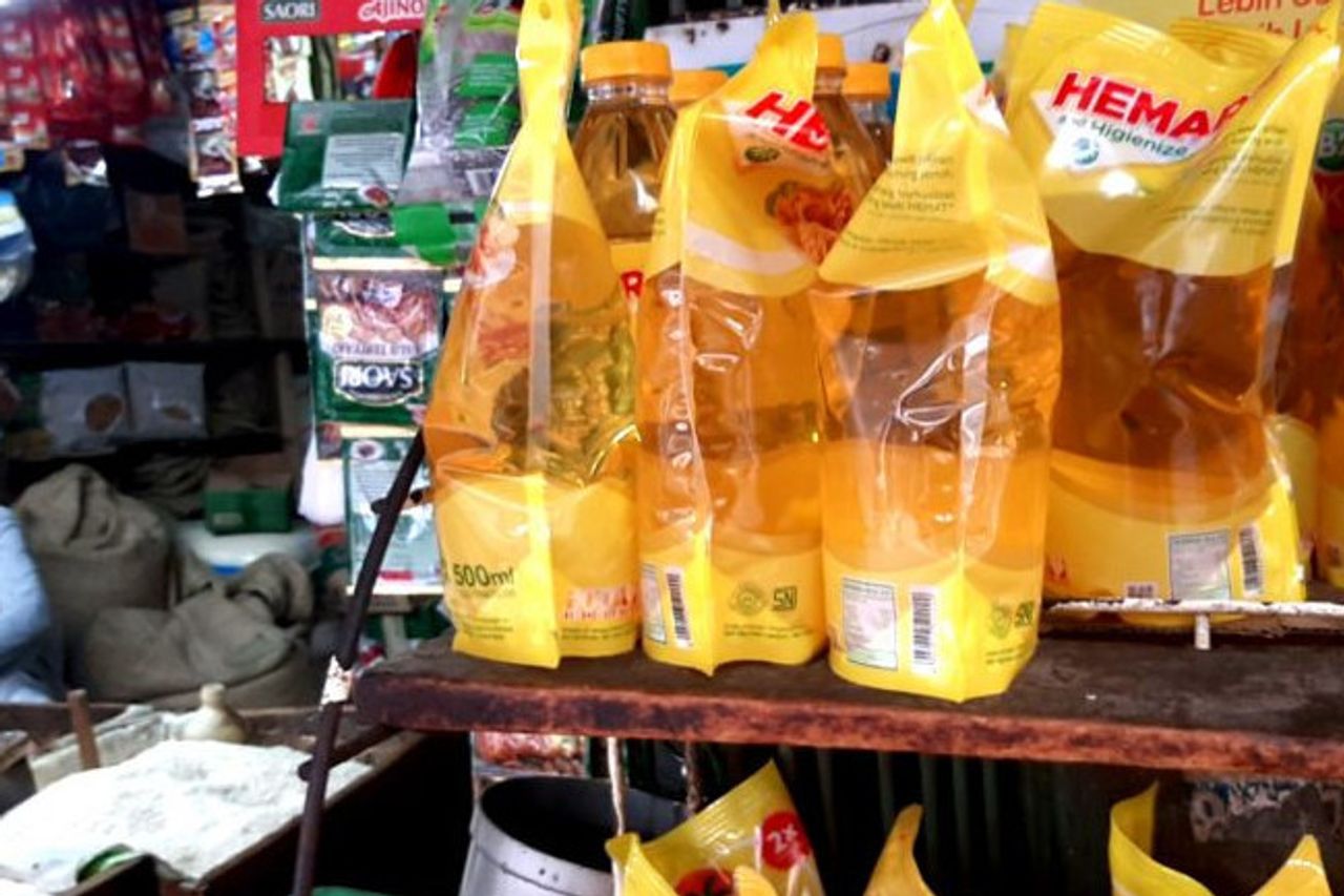 バベル州政府は、伝統的な市場でHETプレミアム食用油を設定します Rp14,000 リットルあたり