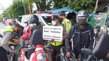 シドアルジョ警察はオートバイの旅行者のための無料の燃料を配布