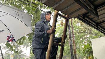 The First Rain After 4 Months Of Drought, The Man In Tangerang Actually 'Group' His Temple Leaked