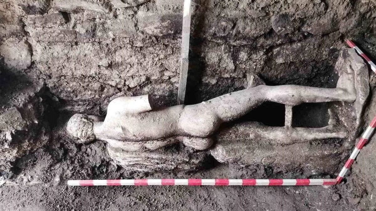 Bulgarian Archaeologists Find Statues Of Greek God Hermes Marmers In Ancient Roman Sewers