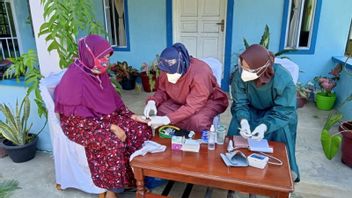 Bonnes Nouvelles De Tanjungpinang, Il Y A Un Paquet De Riz Pour Les Personnes âgées Qui Participent à La Vaccination