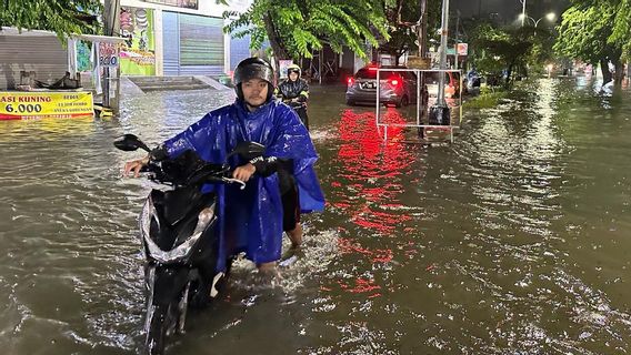 The Weather Of EKstrem, Semarang Surrounded By Floods And The Pantura Route To Surabaya Is Entertained