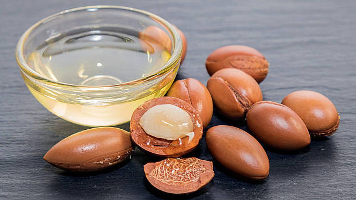 Knowing The Benefits Of Argan Oil. Natural Secrets Are The Beauty Of Skin And Hair