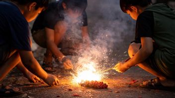 トゥルンガグンで2人の学生が爆竹を投げて警察に逮捕される