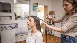 6 Cara Mencegah Rambut Rusak Akibat Hair Styling