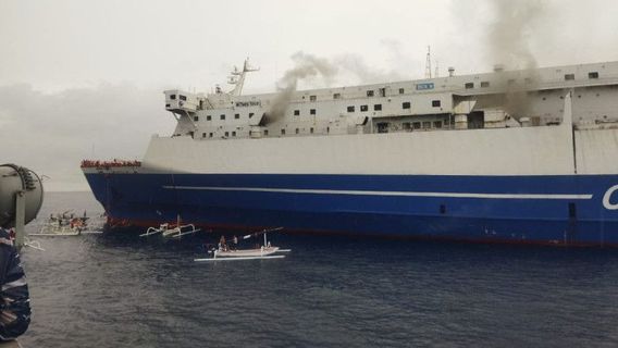 東真珠の船がバリ島のカランガセム海域で燃える