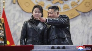 Kim Jong Un dan Kim Ju Ae Kompak Pakai Jaket Kulit Hitam saat Menyaksikan Parade Militer