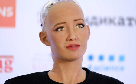 Ikut Lelang NFT, Robot Sophia Jual Lukisan Pertamanya