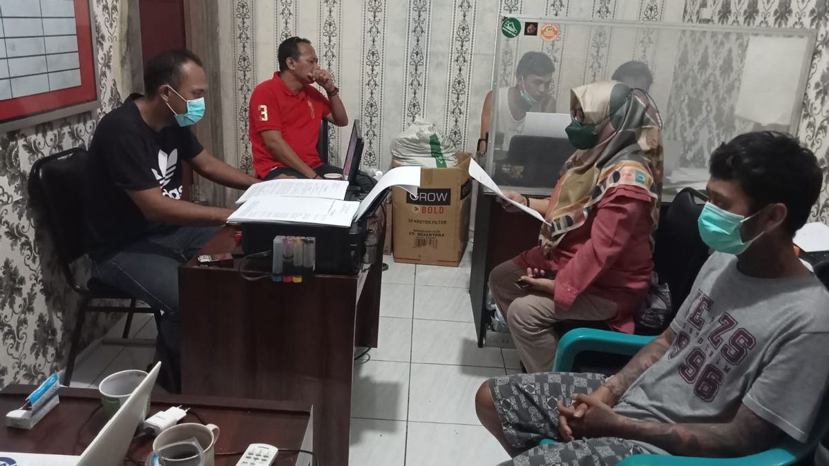 Panik! Empat Pria Sedang Pesta Sabu Digerebek Polisi di Dalam Kamar