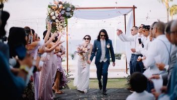 サングラスをかけたニエントリック、バリ島でのエロとシンディ・マリアの結婚式の4つの幸せな写真をチェックしてください 