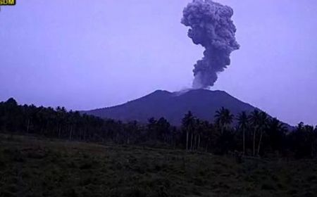 Gunung Ibu Erupsi, Muntahkan Abu Setinggi 600 Meter