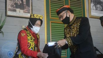 Risma Reçoit Le Titre D’Adji Nasyrah Maliha Du Sultanat De Bulungan, Ce Qui Signifie Un Leader Charismatique, Protecteur Et Sage