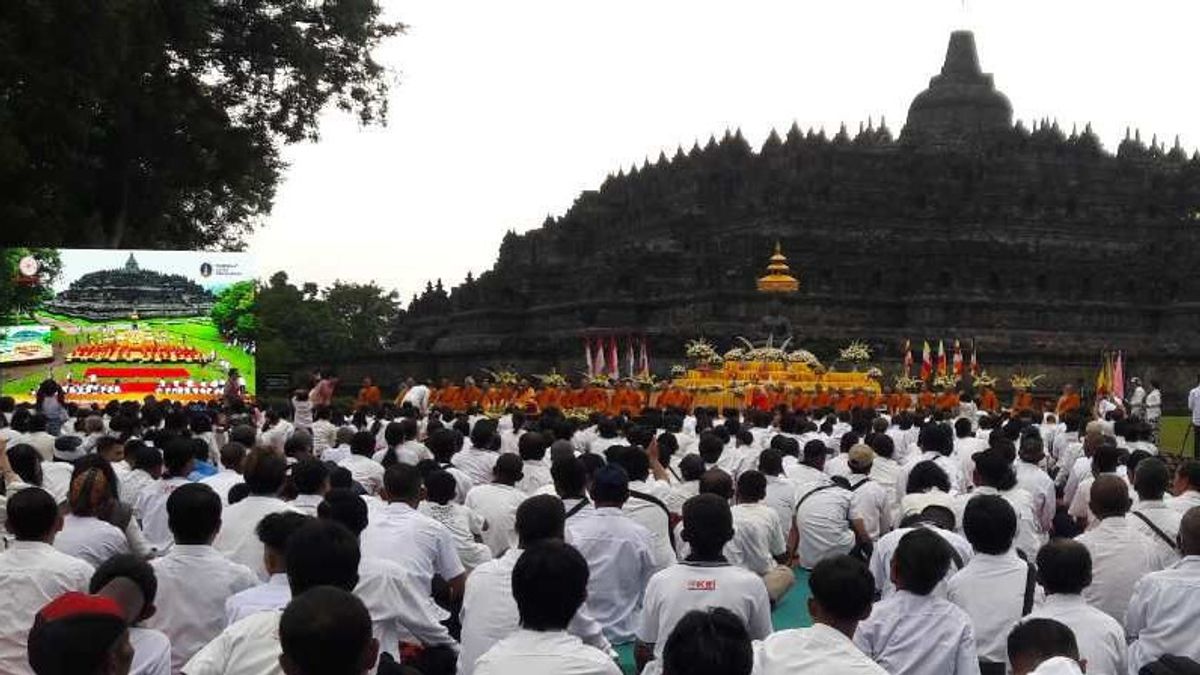 Ribuan Umat Buddha Peringati Magha Puja di Pelataran Candi Borobudur