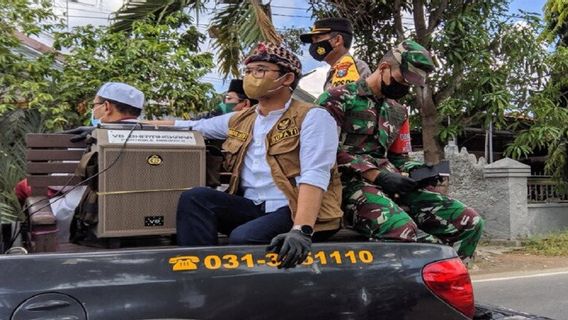 Voiture De Ramassage De La Police, Bangkalan Regent Bareng Ulama Autour Du Village Rappelle Aux Résidents Obéissent Aux Prokes