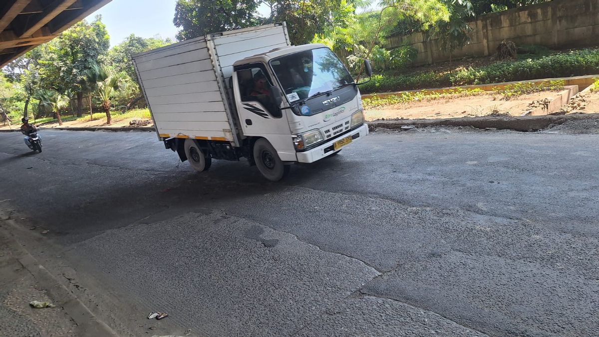 Jalan Rusak Bergelombang di Jakut Sering Jadi Penyebab Kecelakaan