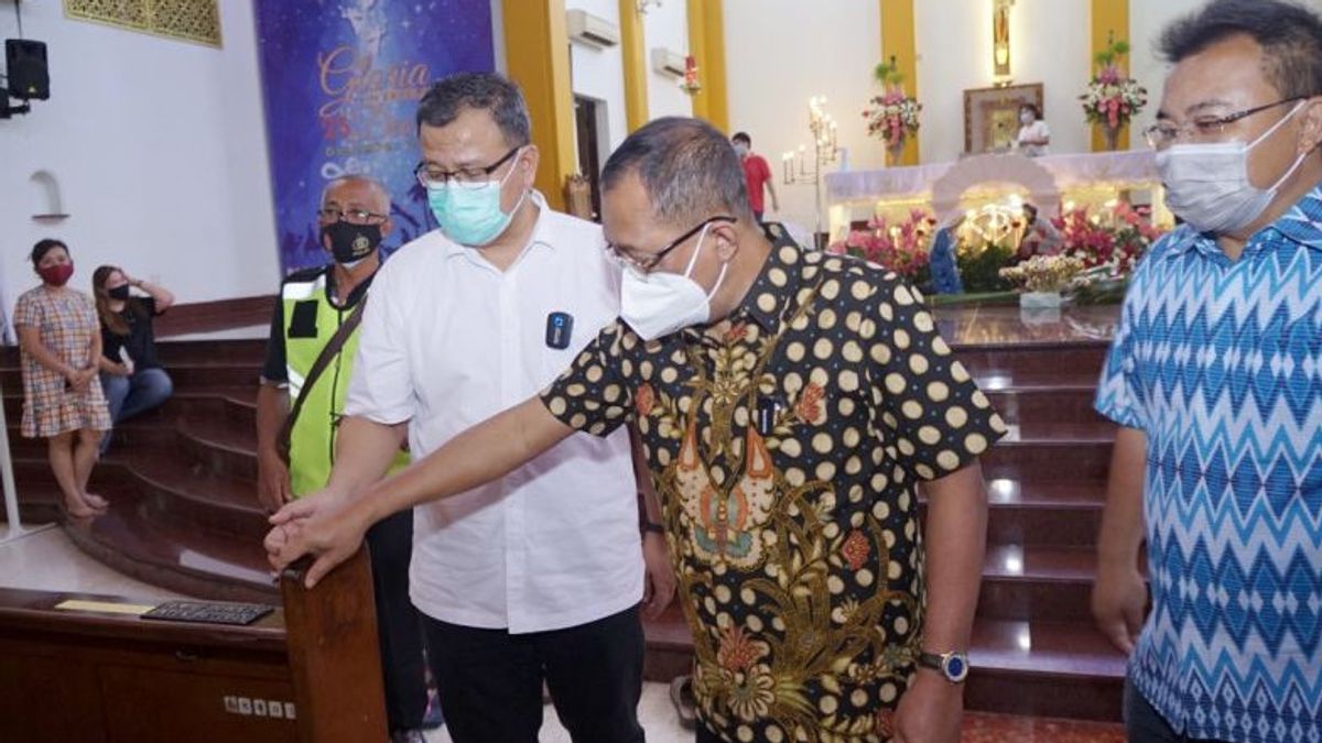Le Maire Adjoint De Surabaya Vérifie Les Préparatifs Pour La Mise En œuvre Du Culte De Noël à L’église