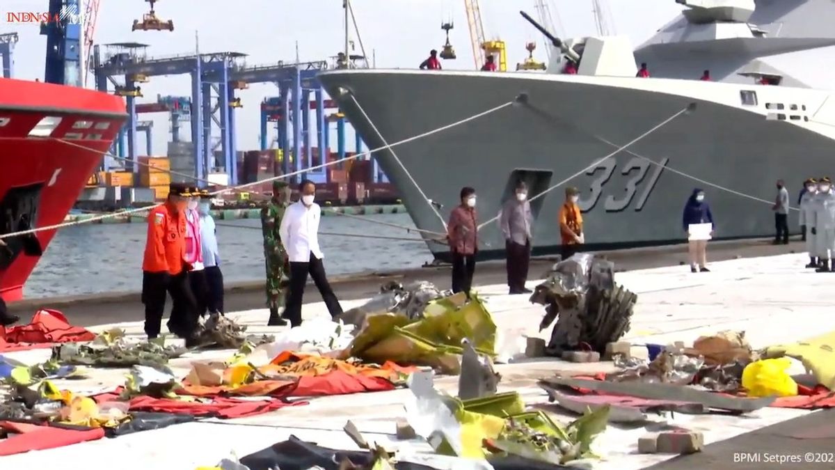 Jokowi 评论 Sriwijaya 空中搜索后 SJ-182， 见证受害者家属的赔偿   