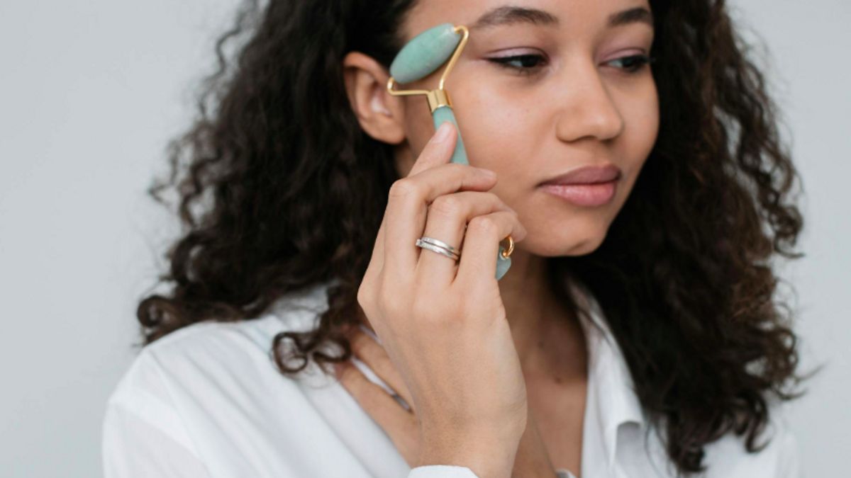 Skin Doctors Express The Benefits Of Home Skincare Devices But Don't Have High Expectations!