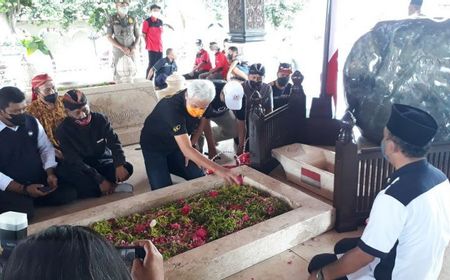 Ganjar Pranowo Ziarah ke Makam Bung Karno, Setelahnya Tolak Komentar Survei Capres