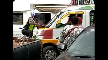 الفيروسية Angkot سائق تعطل في الشرطة 'هل تريد اعتقالي'، ثم يعتذر