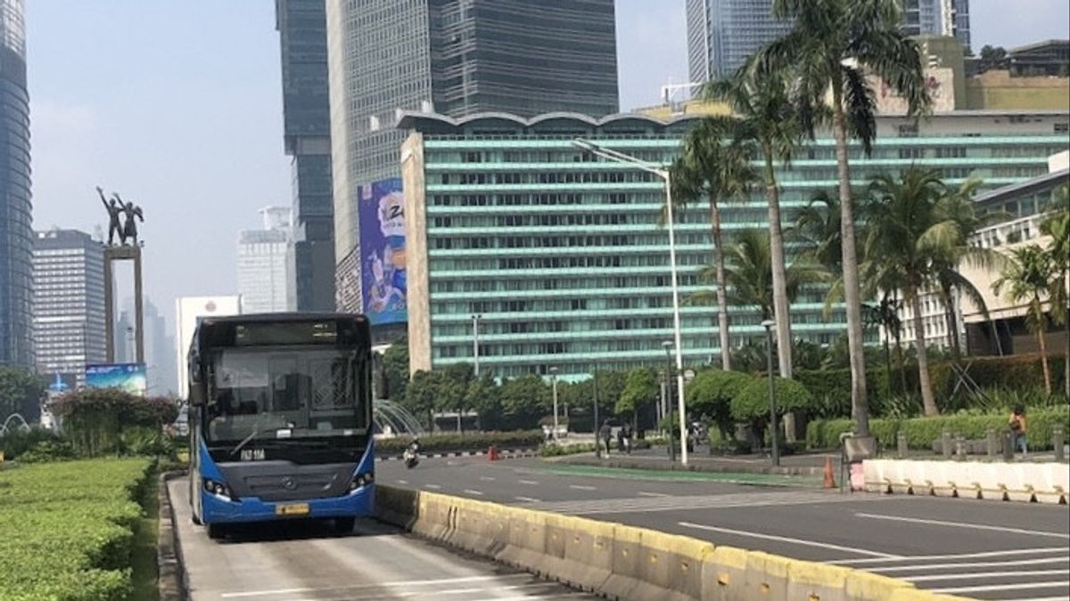 The HI Roundabout Bus Stop Covers The Welcome Statue, Transjakarta Sentil Historian: Inevitably Competing With Bung Karno!