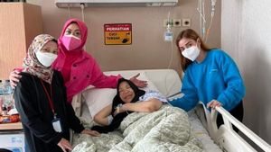 4 Foto Terakhir Dorce Gamalama saat Dirawat di Rumah Sakit, Konsisten Berhijab