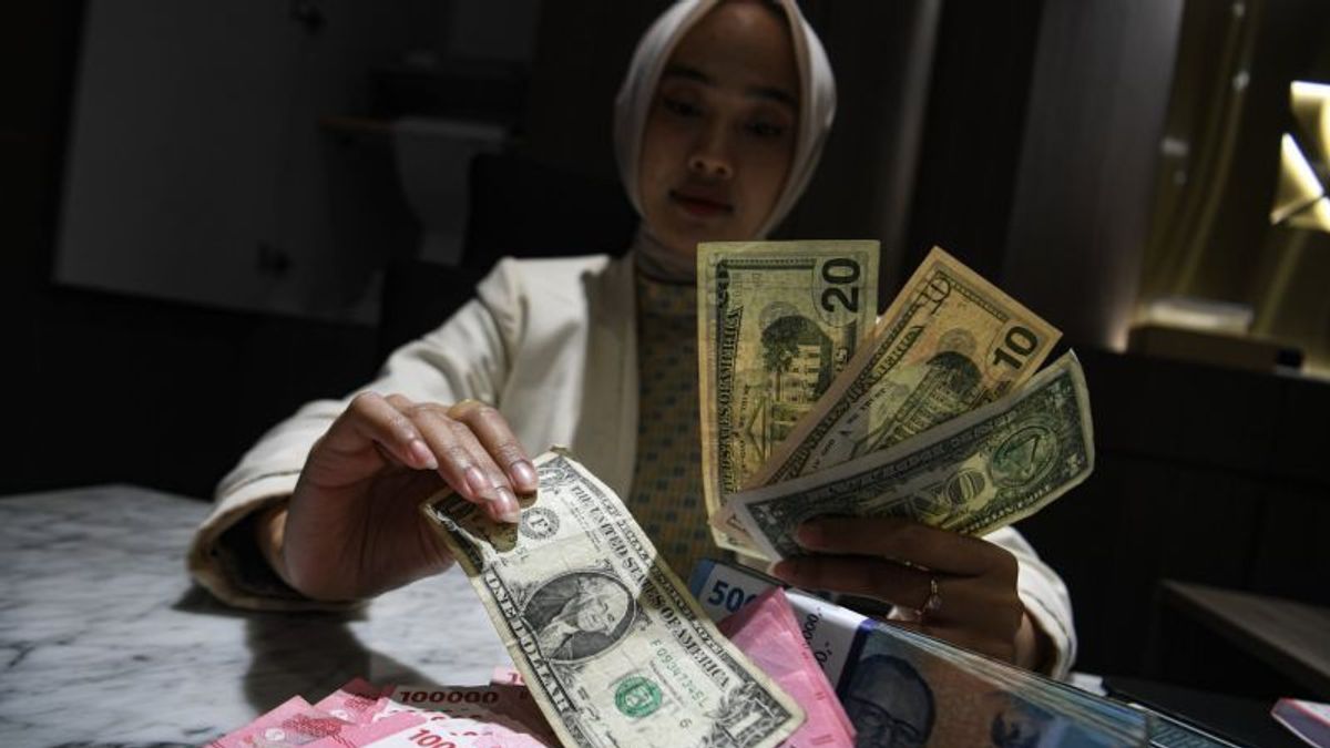 Rupiah Berpotensi Melemah, Sentimen Global dan Harga Minyak jadi Tekanan