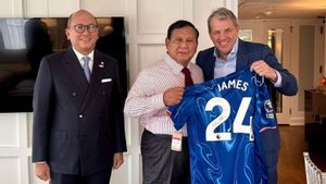 Prabowo Terima Jersey Chelsea Bertanda Tangan Reece James dari Boehly