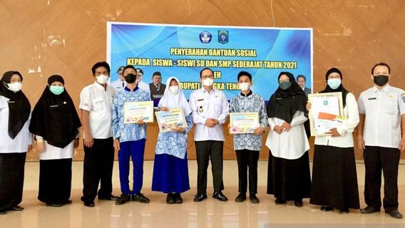 Pemkab Bangka Tengah Mencanangkan Program 10.000 Penerima Beasiswa, Membantu Anak dari Keluarga Kurang Mampu