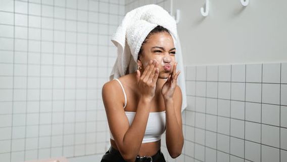 にきびを伴う皮膚に固有の思春期の若者、これらは皮膚科医によって推奨される4つの最高の治療法です