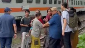 Prabowo Tinjau Bantaran Rel Kereta Senen, Siapkan Hunian Layak