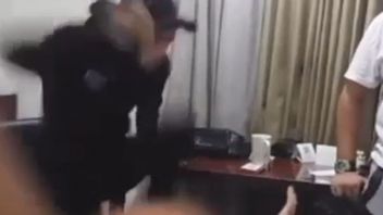 警方在Cawang Jaktim公寓逮捕男性猥亵者，该公寓在Medsos现场直播