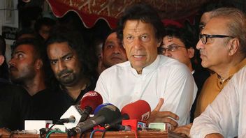 Son parti ne peut pas se faire campagne : l'ancien Premier ministre pakistanais Imran Khan utilise l'IA pour saluer les partisans