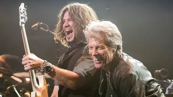 Bon Jovi는 그의 경력을 구한 Shania Twain의 역할을 밝힙니다.