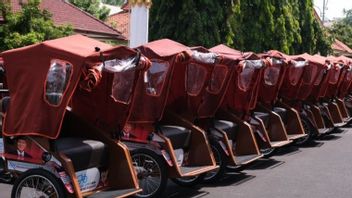 Elderly Tricycle Puller Reveals His Happiness when Given an Electric Tricycle by Prabowo
