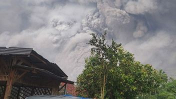 印尼国民军指挥官部署士兵帮助处理塞梅鲁火山爆发