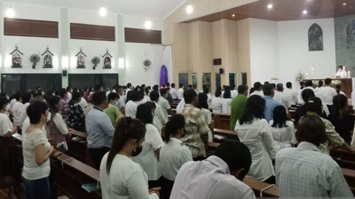  数百人参加里贾纳太平洋勿里洞教堂的圣周四弥撒