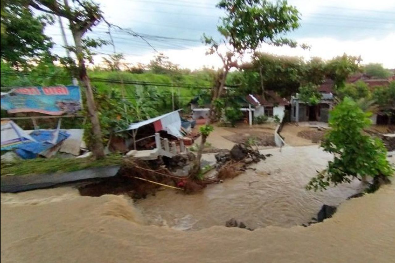 洪水により、デマクリージェンシーの8,170人の住民が避難を余儀なくされました