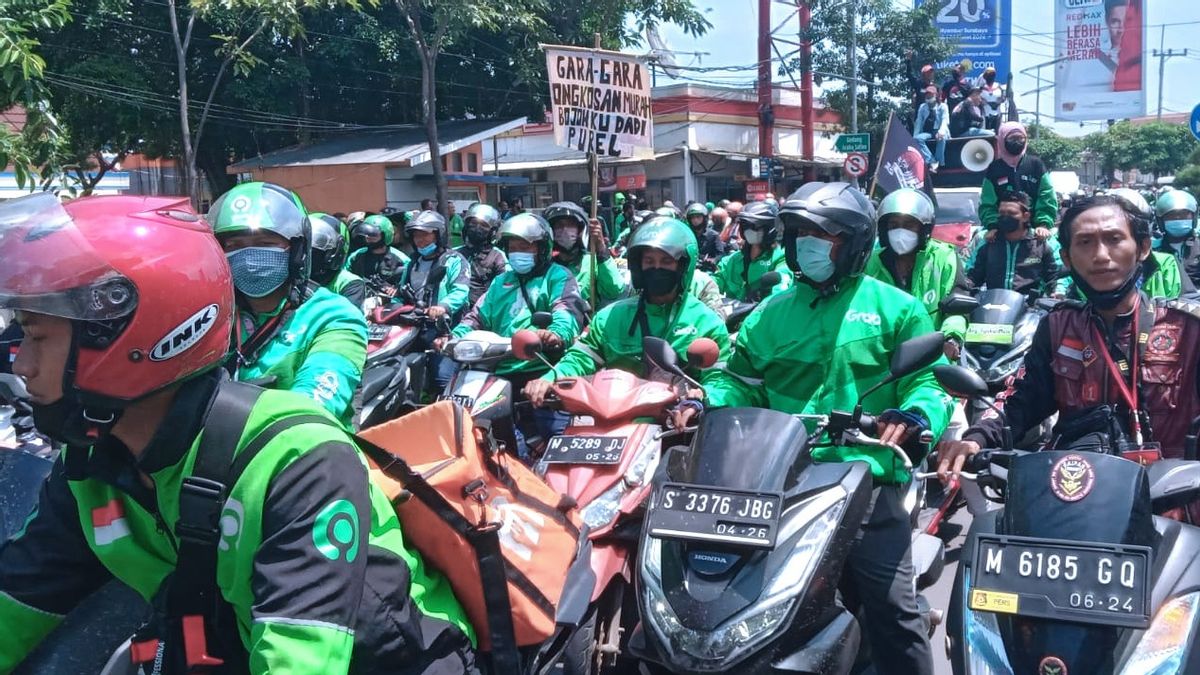 Tolak Tarif Batas Dasar, Ribuan Ojol di Surabaya Geruduk Kantor Dishub Jatim