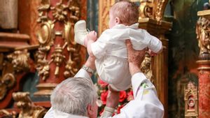 Tergelincir dan Kakinya Membentur Baskom, Pendeta Dituduh Aniaya Bayi saat Pembaptisan 