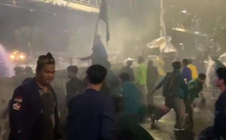 Mata Anggota Polri Terkena Lemparan Batu di Tengah Kericuhan Demo di Patung Kuda