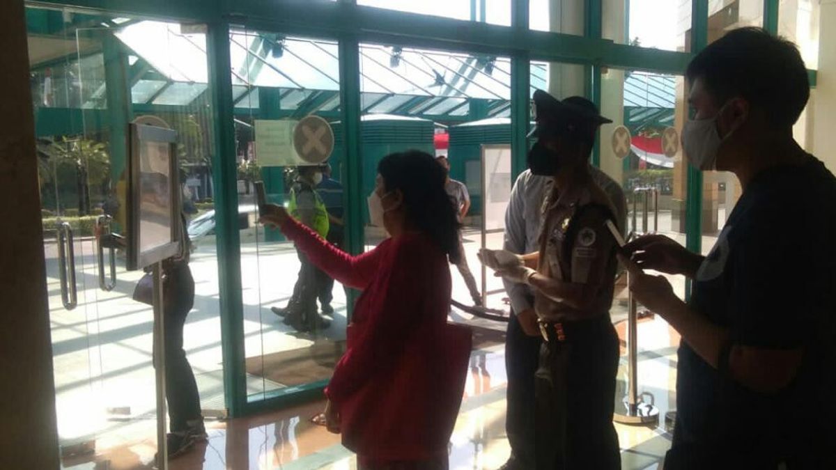 Keeping Prokes, Satpol PP Strictly Monitor Two Big Malls In Central Jakarta