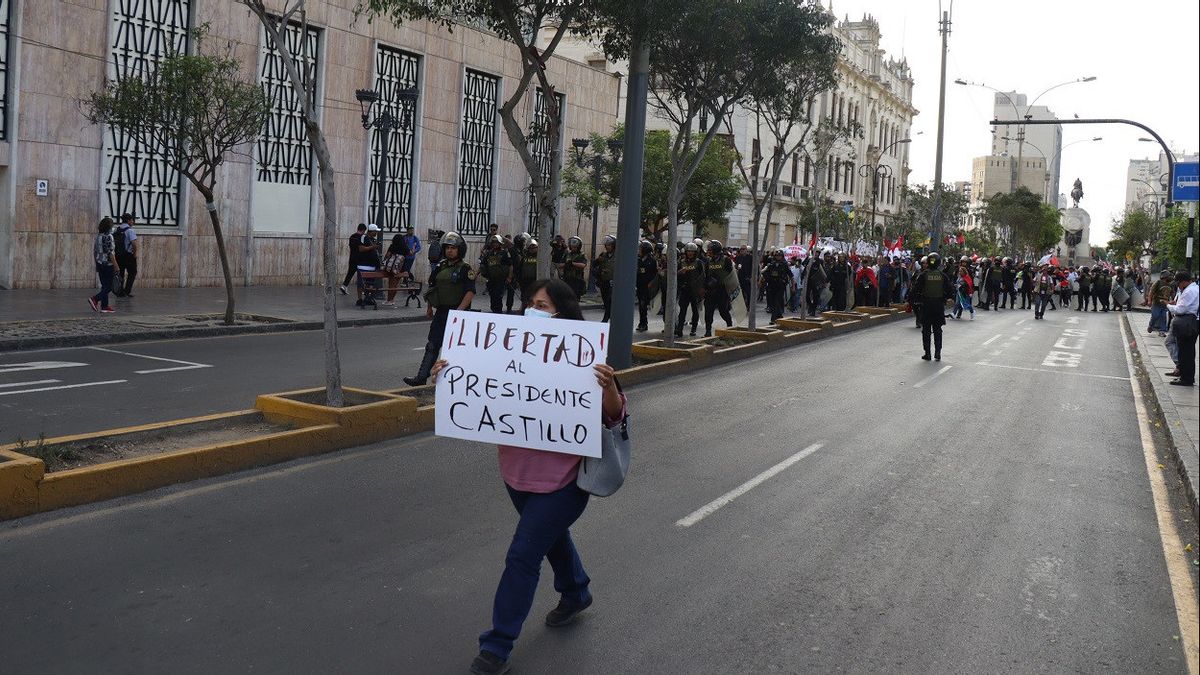 الشرطة البيروفية تستخدم الغاز المسيل للدموع لتفريق المتظاهرين، وإجلاء 2062 سائحا من ماتشو بيتشو